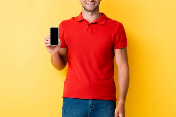 Bijgesneden Weergave Van Man Met Smartphone Met Blanco Scherm Geel — Stockfoto