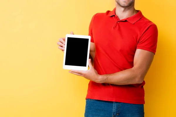 Vista Ritagliata Uomo Possesso Tablet Digitale Con Schermo Bianco Giallo — Foto Stock
