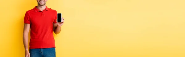 Обрезанный Вид Счастливого Человека Держащего Смартфон Пустым Экраном Желтом — стоковое фото