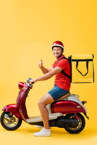 Hombre Entrega Feliz Casco Mochila Montando Scooter Rojo Mientras Muestra —  Fotos de Stock