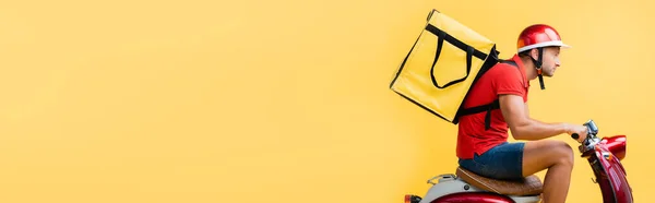 Seitenansicht Des Zustellers Mit Rucksack Auf Rotem Roller Auf Gelbem — Stockfoto