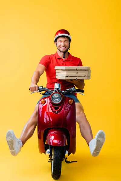 Homem Entrega Sorrindo Capacete Montando Scooter Segurando Caixas Pizza Papelão — Fotografia de Stock