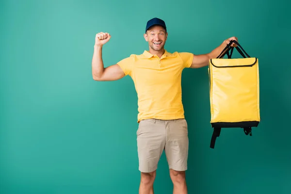 Upphetsad Leverans Man Bär Gul Ryggsäck Blå — Stockfoto