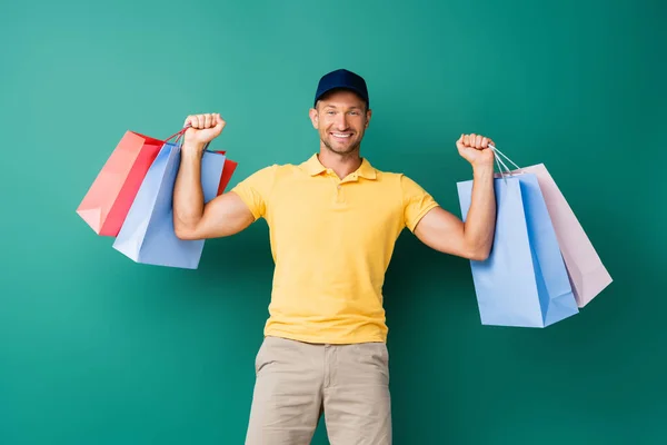 Hombre Entrega Positiva Tapa Que Lleva Bolsas Compras Azul — Foto de Stock