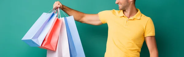 Vista Recortada Hombre Entrega Alegre Llevando Bolsas Compras Azul Bandera — Foto de Stock