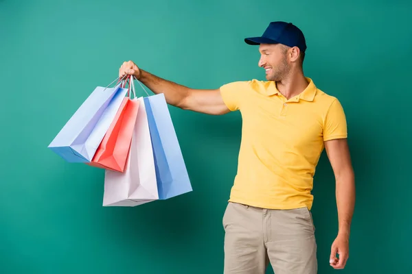 Livreur Souriant Casquette Portant Des Sacs Provisions Sur Bleu — Photo