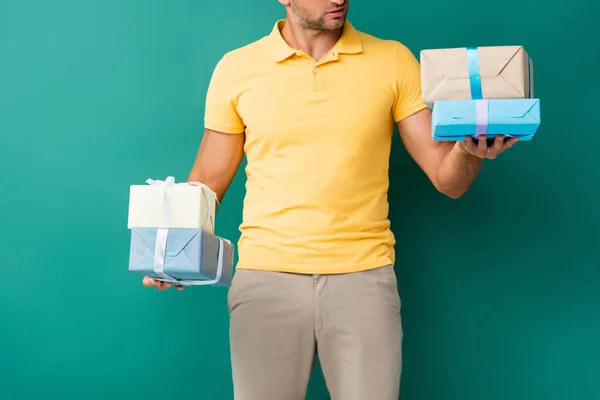 Vista Recortada Del Repartidor Hombre Tapa Celebración Regalos Envueltos Azul — Foto de Stock