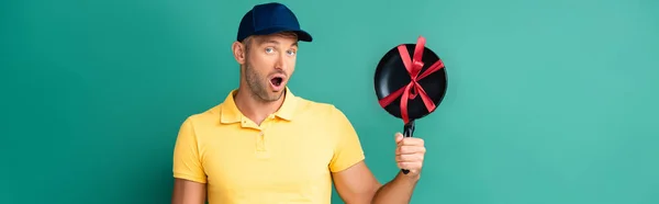 Shocked Delivery Man Cap Holding Frying Pan Ribbon Blue Banner — Stock Photo, Image