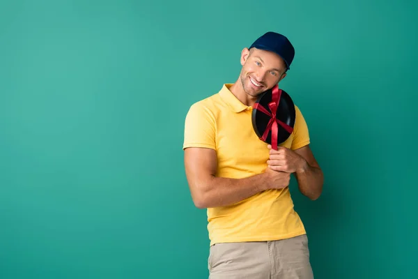 Cheerful Delivery Man Cap Holding Frying Pan Ribbon Blue — Stock Photo, Image