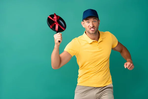 Irritated Delivery Man Cap Holding Frying Pan Ribbon Blue — Stock Photo, Image