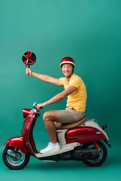 Felice Uomo Consegna Casco Cavalcando Moto Tenendo Mano Padella Con — Foto Stock