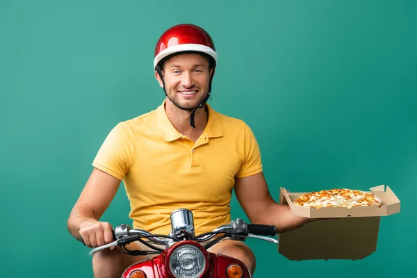 Kasklı Gülümseyen Teslimatçı Scooter Sürerken Mavi Kutuda Lezzetli Pizzalar Tutuyor — Stok fotoğraf