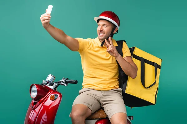 Χαρούμενα Παραδώσει Τον Άνθρωπο Σακίδιο Λήψη Selfie Και Δείχνει Την — Φωτογραφία Αρχείου