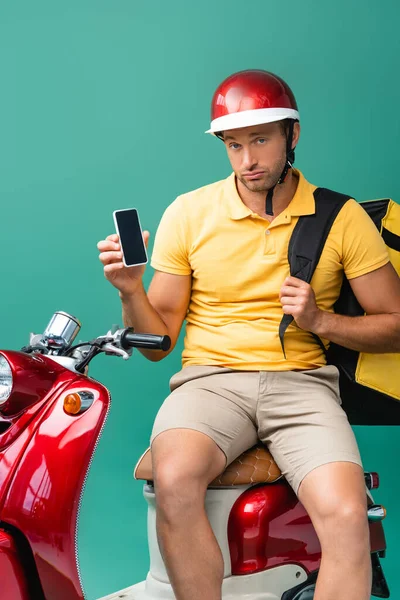 Αναστατωμένος Delivery Man Σακίδιο Κρατώντας Smartphone Λευκή Οθόνη Κοντά Σκούτερ — Φωτογραφία Αρχείου