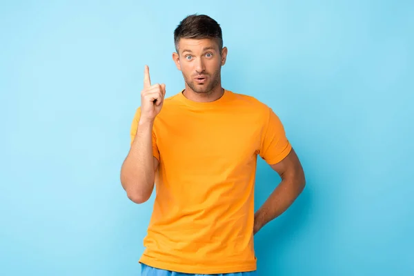 Homem Shirt Amarela Apontando Com Dedo Tendo Ideia Azul — Fotografia de Stock