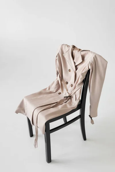 Trench Coat Moda Cadeira Fundo Branco — Fotografia de Stock