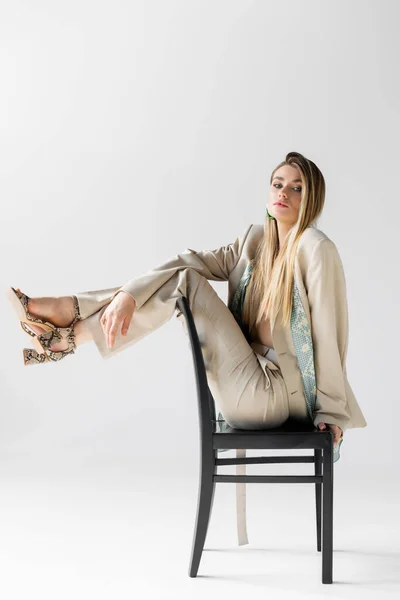 Mujer Joven Elegante Traje Sentado Silla Madera Blanco — Foto de Stock
