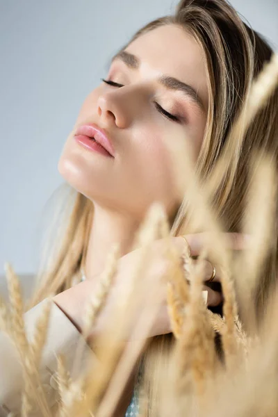 Vrouw Met Gesloten Ogen Buurt Van Tarwe Spikeletten Wazig Voorgrond — Stockfoto