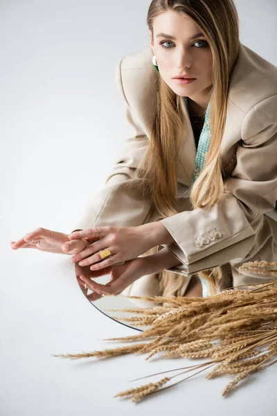 Model Looking Camera Wheat Spikelets Mirror White — Stock Photo, Image