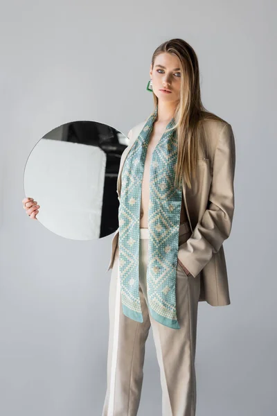 Young Woman Suit Holding Mirror Standing Hand Pocket Grey — Stock Photo, Image