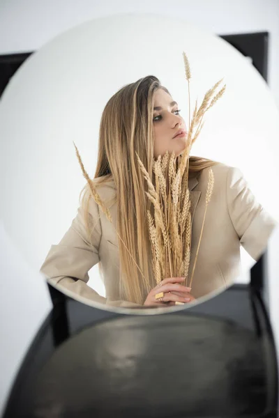 Відображення Молодої Жінки Яка Дивиться Геть Тримаючи Пшеницю Розмитим Кріслом — стокове фото