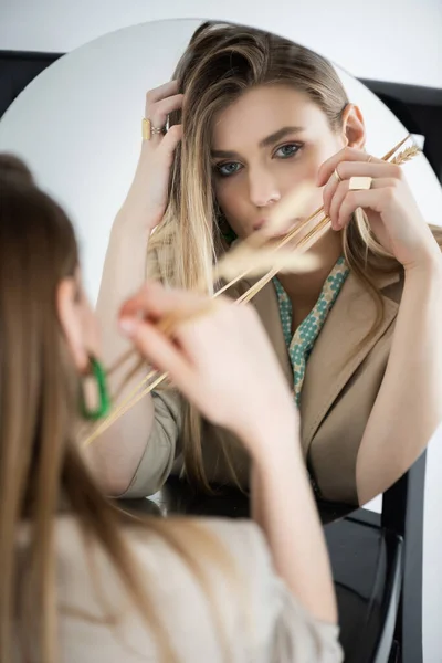 Reflection Woman Looking Camera While Holding Wheat Blurred Foreground — Stock Photo, Image