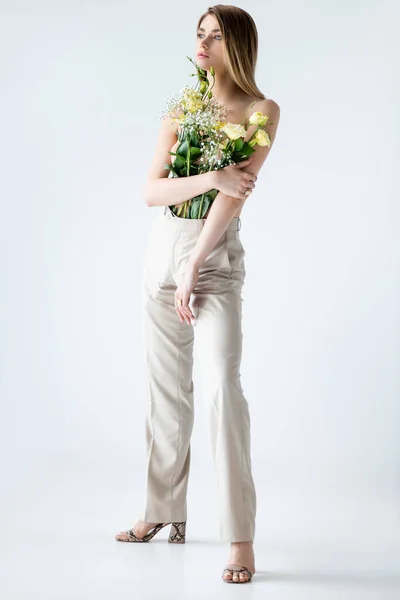 Pełna Długość Młody Model Kwiatami Spodnie Pozowanie Biały — Zdjęcie stockowe