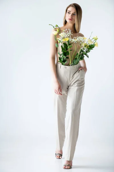 Longitud Completa Mujer Joven Con Flores Pantalones Posando Blanco — Foto de Stock