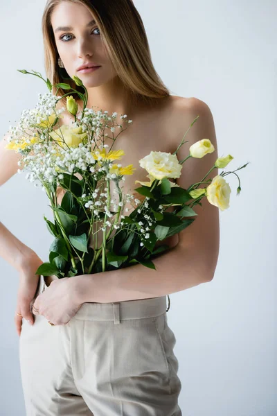 Jovem Com Flores Nas Calças Olhando Para Câmera Enquanto Posando — Fotografia de Stock