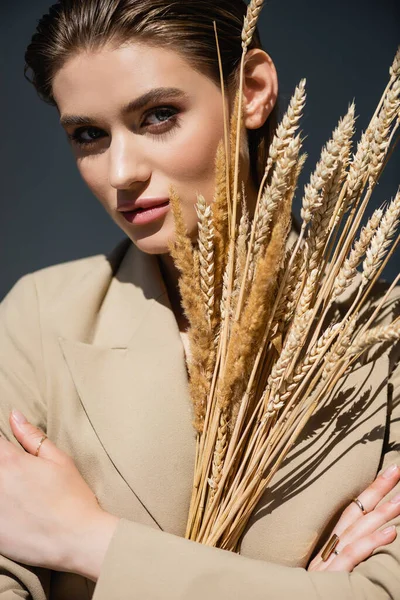 Mujer Blazer Beige Mirando Cámara Sosteniendo Espiguillas Trigo Gris Oscuro — Foto de Stock