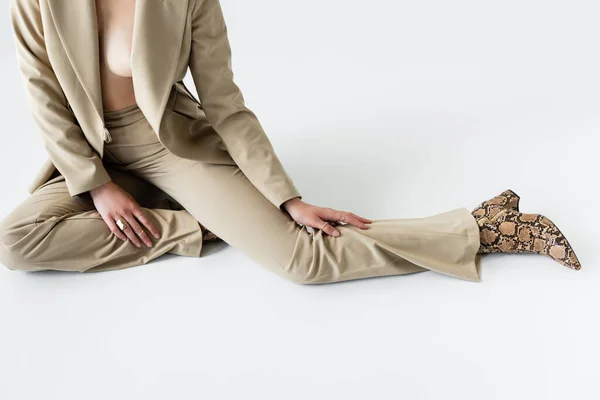Ausgeschnittene Ansicht Eines Sexy Models Beigem Anzug Und Stiefeln Mit — Stockfoto
