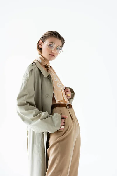 Mujer Con Estilo Gafas Gabardina Bufanda Pie Con Mano Bolsillo — Foto de Stock