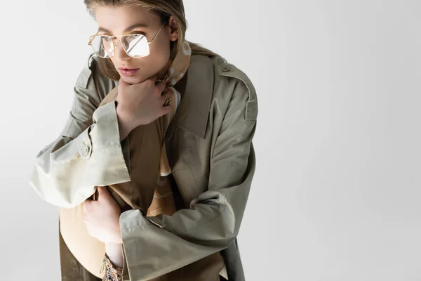 Elegante Mujer Joven Gabardina Gafas Bufanda Posando Aislado Blanco — Foto de Stock