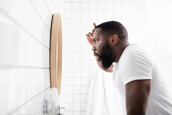 Side View Afro American Man Looking Wrinkles Mirror — Stock Photo, Image