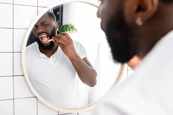 Afro Americký Muž Kontroluje Žvýkačku Bambusovým Zubním Kartáčkem — Stock fotografie