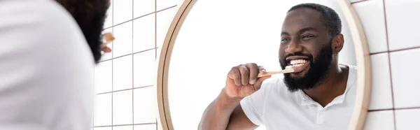 Panoramaaufnahme Eines Afroamerikanischen Mannes Beim Zähneputzen Mit Bambuszahnbürste — Stockfoto