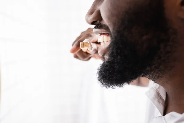 非洲裔美国人用竹子牙刷刷牙的特写镜头 — 图库照片