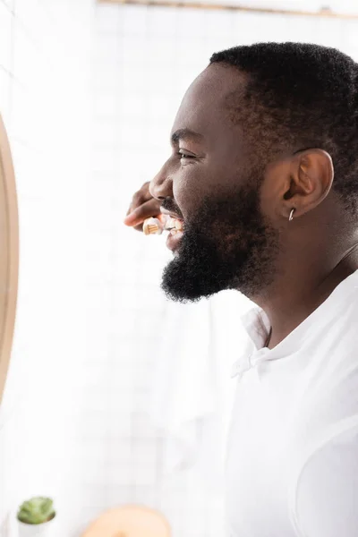 Seitenansicht Eines Afroamerikanischen Mannes Beim Zähneputzen Mit Bambuszahnbürste — Stockfoto