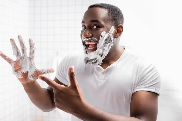 Homem Afro Americano Feliz Com Espuma Barbear Rosto Apontando Para — Fotografia de Stock