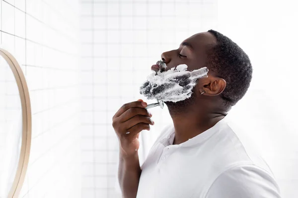 Zijaanzicht Van Afro Amerikaanse Man Scheerbaard Met Scheermes — Stockfoto