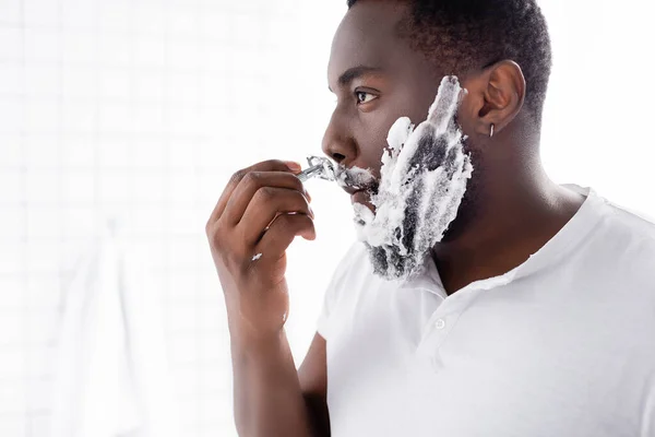 Afro Amerikalı Adam Tıraş Olurken Tıraş Oluyor — Stok fotoğraf