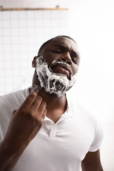 Portrait Afro American Man Closed Eyes Shaving Beard Razor — Stock Photo, Image