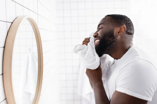 Leende Afro Amerikan Man Torkar Skägg Med Handduk — Stockfoto