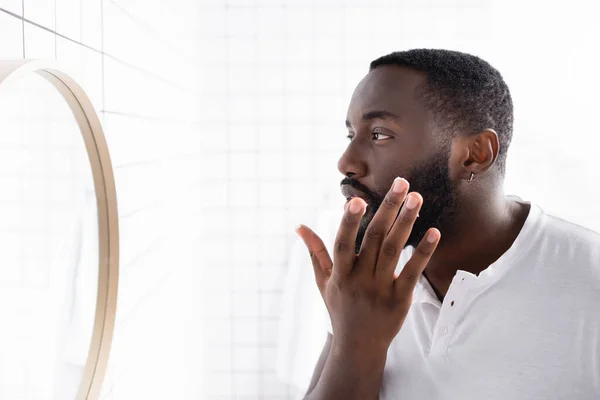 Hombre Afroamericano Aplicando Cura Para Fortalecer Crecimiento Barba — Foto de Stock