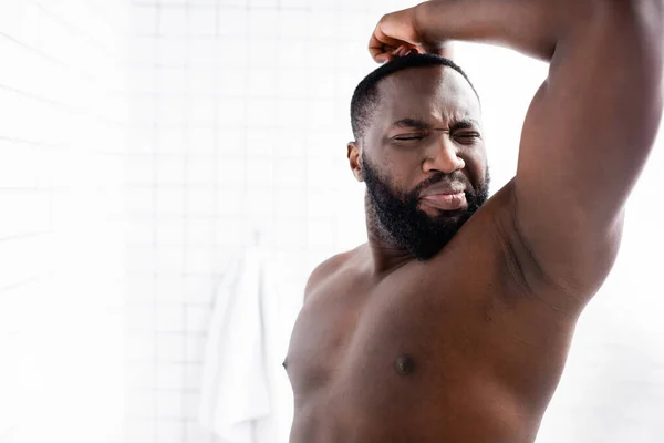 Hombre Afroamericano Levantando Mano Haciendo Muecas Por Mal Olor —  Fotos de Stock
