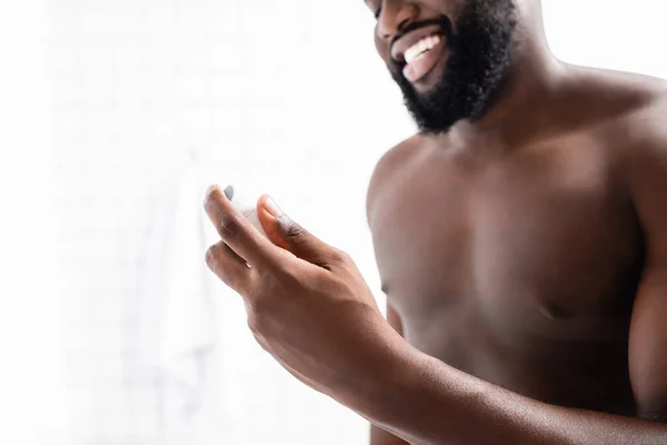 Vista Cortada Homem Afro Americano Sorridente Segurando Desodorizante Mão — Fotografia de Stock