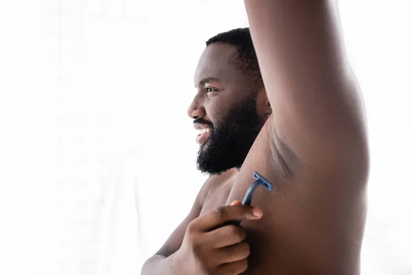 Leende Afro Amerikan Man Med Handen Upp Rakning Armhåla — Stockfoto