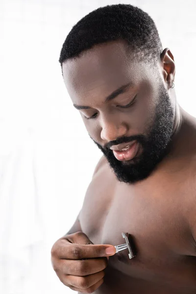 Porträtt Afro Amerikan Man Rakning Bröstet — Stockfoto