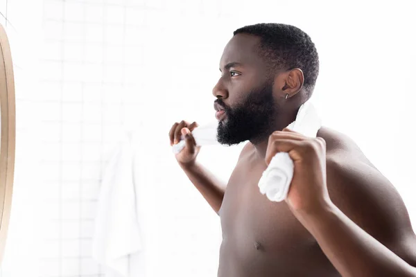 Ernster Afroamerikanischer Mann Blickt Spiegel Mit Handtuch Hinter Dem Hals — Stockfoto