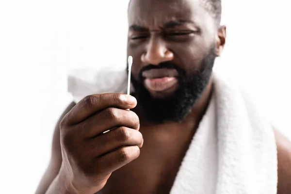 Afro American Manusia Melihat Telinga Tongkat Dengan Jijik — Stok Foto